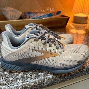 Brooks Women’s Anthem 5